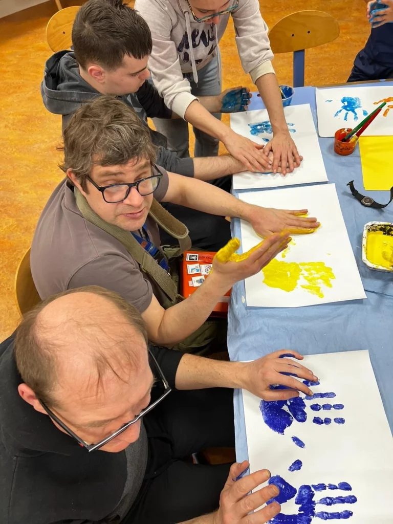 Atelier créatif entre bénéficiaires et enfant de l'école du Barp.