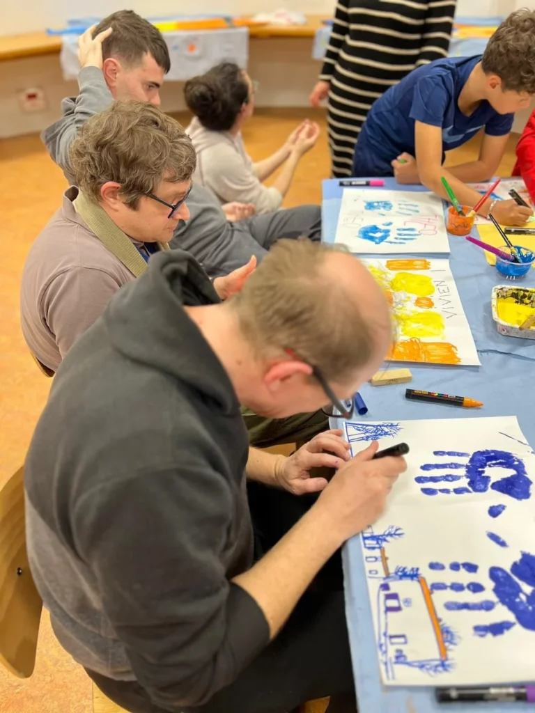 Atelier créatif pour sensibiliser les enfants au TSA.